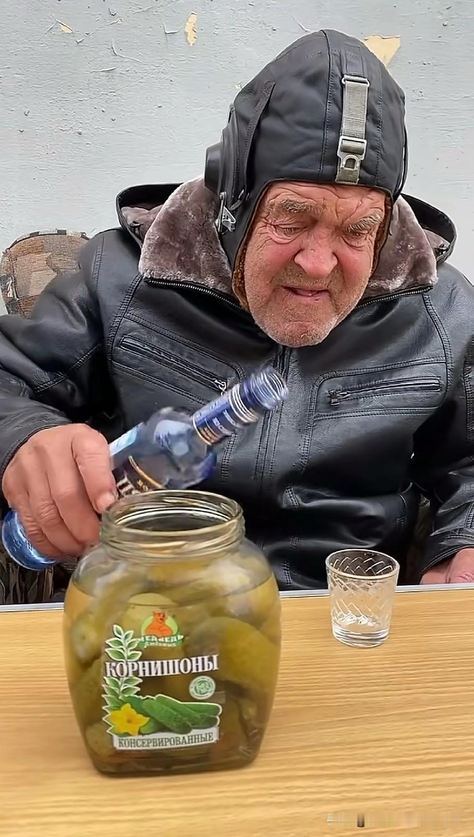 这算不算俄罗斯老头的标配？伏特加配酸黄瓜。我爷爷当年是二锅头配花生米/