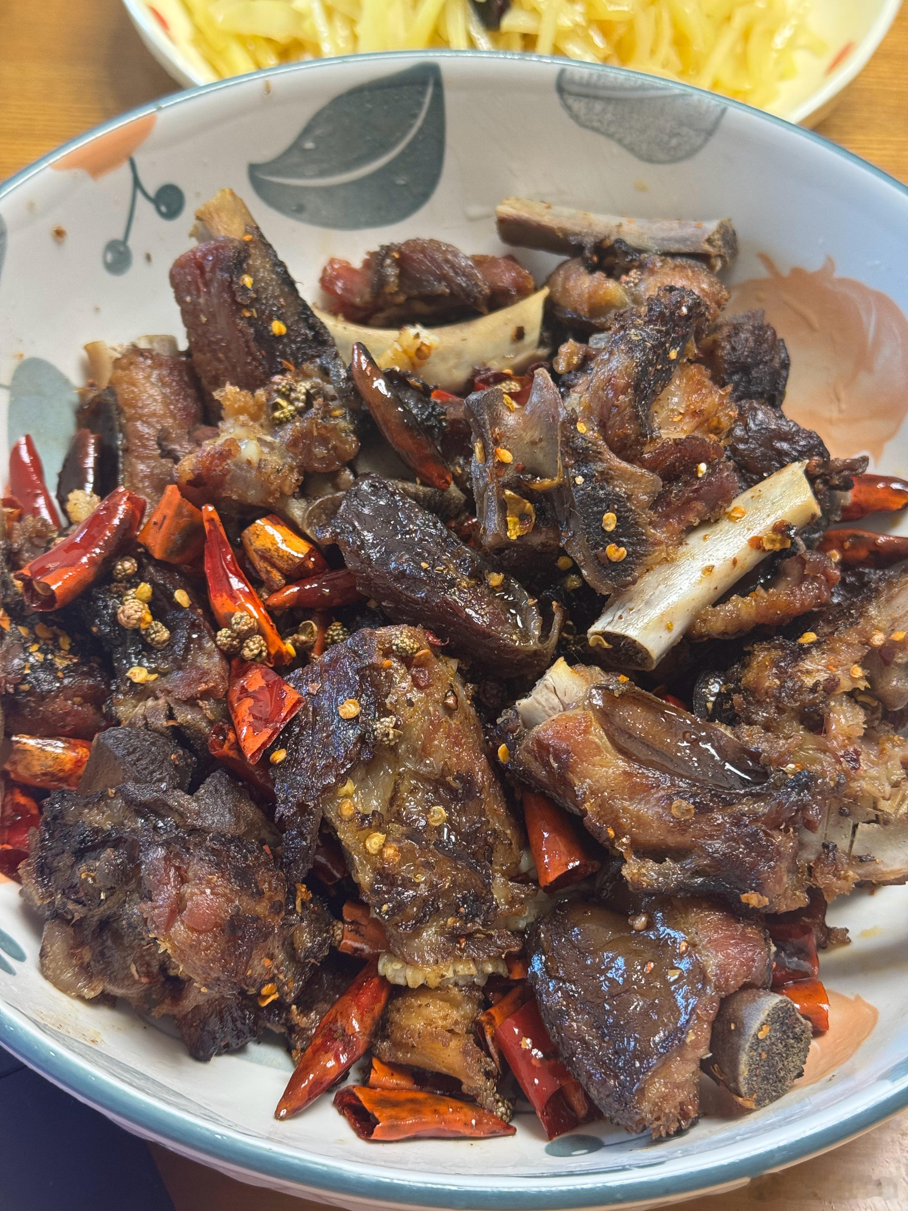 纯硬菜，炒腊排骨，配菜都没有点过年带来的腊味存货已经不多了川川逛吃日常