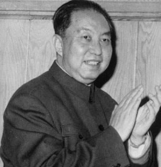 毛主席临终留下三句话，华国锋为何成了被托付的人1976年4月30日，中南海的一
