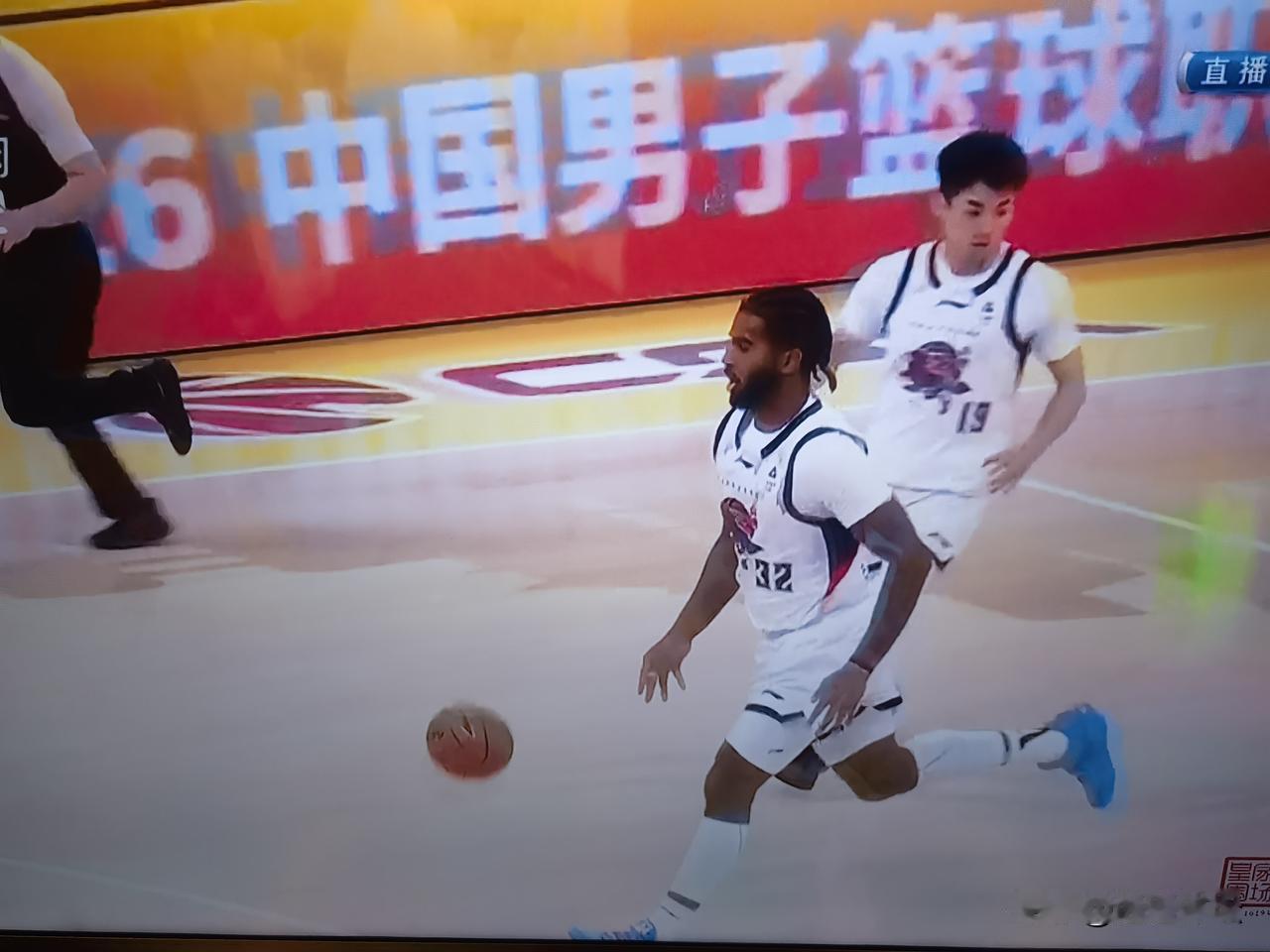 山东高速男篮客场挑战浙江广厦，第二节忽然断电，本节仅拿到了10分，浙江广厦本节打