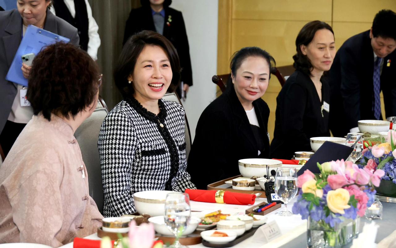 金惠景女士在北京韩国驻华大使官邸，邀请长期致力于韩中友好交流的中国女性代表，亲手