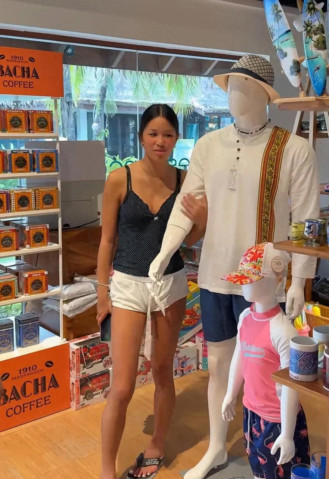 张庭夫妇五一马尔代夫惬意度假，16岁女儿超模身材吸睛，弟弟颜值引热议张庭与老公