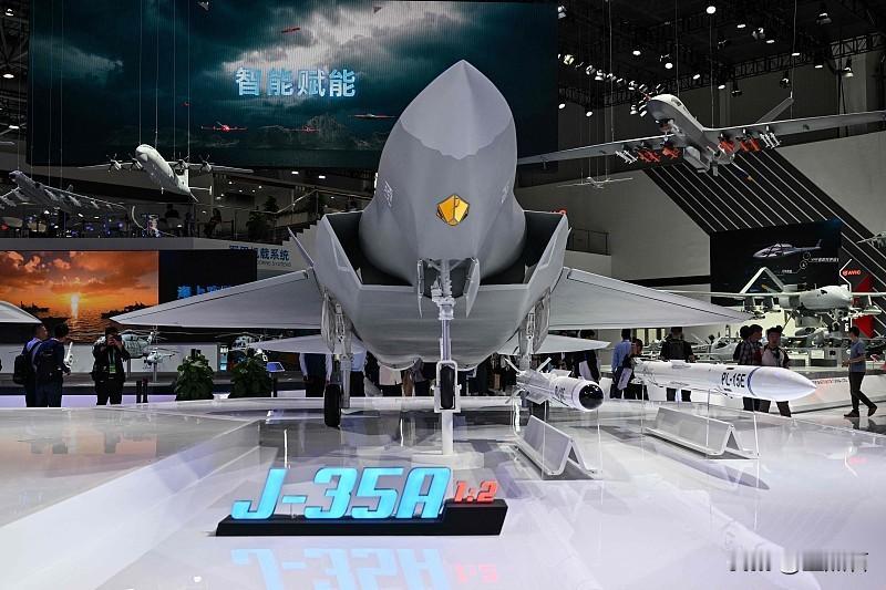 两福战舰的武力比拼舰载航空联队构成对比（一）固定翼战斗机福建舰主力战斗机为
