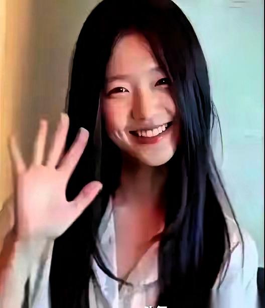 小玥儿的作文风波,重组家庭的爱与成长小玥儿作文火了，写妈妈每天抱我睡，老师圈出