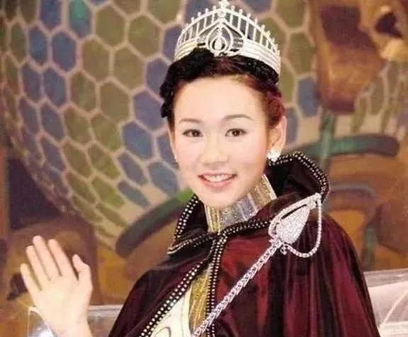六料港姐冠军杨思琦现身广州街边大排档，状态良好，被网友认出。她曾获得多个港姐奖项
