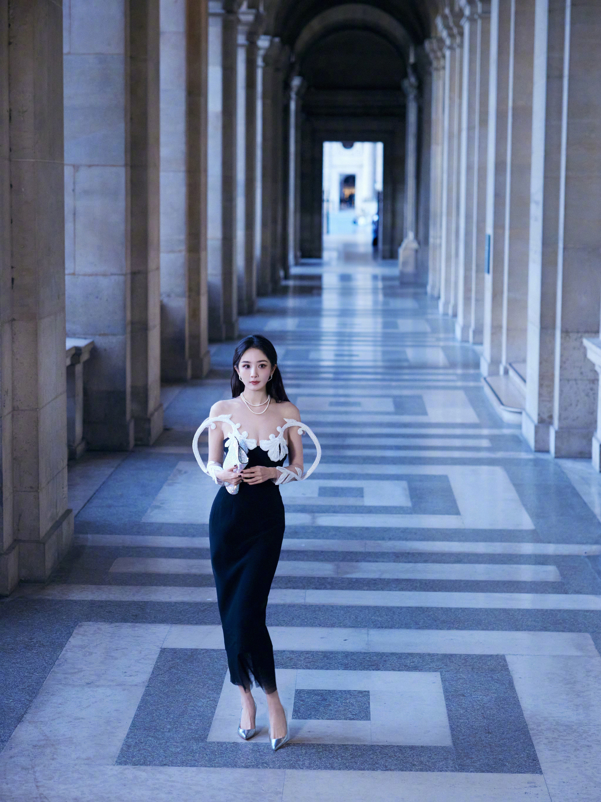 杨幂姐姐，巴黎时装周的美腿妆造好吸睛