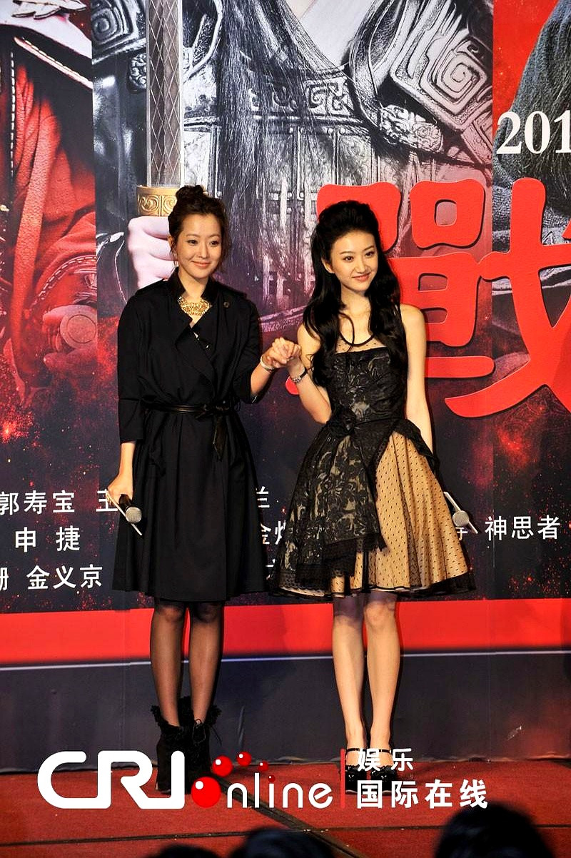 这张同框一出，话题拉满。景甜和金喜善黑裙合影，气场直接对撞。合影拍于电影《战国》宣传期，两人都穿黑色