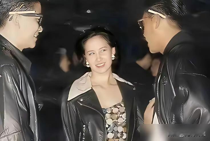 何超琼当年的这个眼神儿，简直可以用巧笑倩兮、美目盼兮来形容，顾盼生姿，非常的传神，给人留下了深刻的印