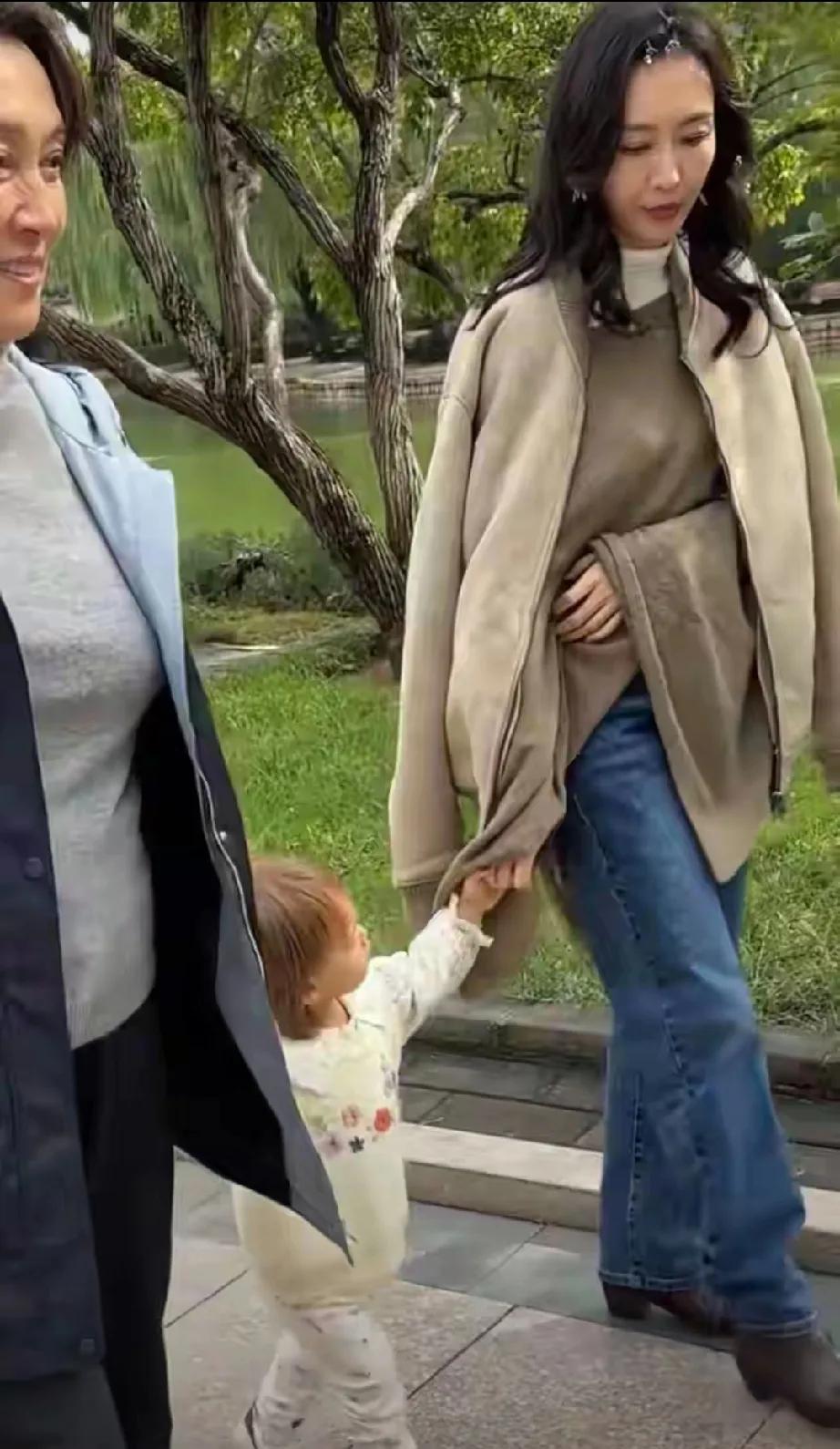 43岁王鸥北京朝阳公园被拍！她身着浅棕色外套配牛仔裤，素颜却状态绝佳，手牵混血萌