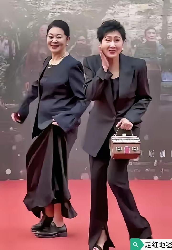 “脸都老了！”那天，面对观众，张凯丽拍着自己的脸和倪萍一起走红地毯…