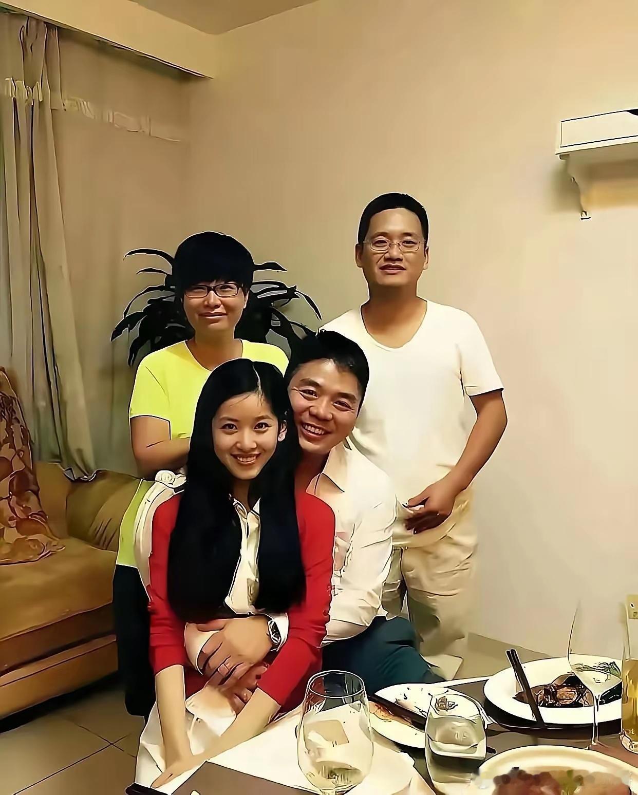 刚恋爱时的章泽天还是清华的学生，刘强东是功成名就的京东大老板。