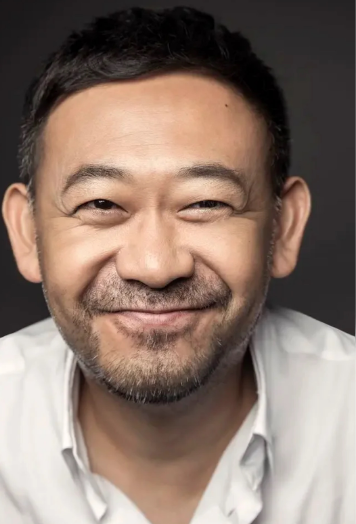 姜武接洪大帅的真正原因我特意去查了姜武接《戏台》的缘由，原以为是陈佩斯重