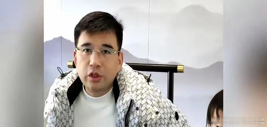 身家450亿的赵万龙33岁就有9个娃，家里光卧室就装了9间带卫生间的，车库停着8