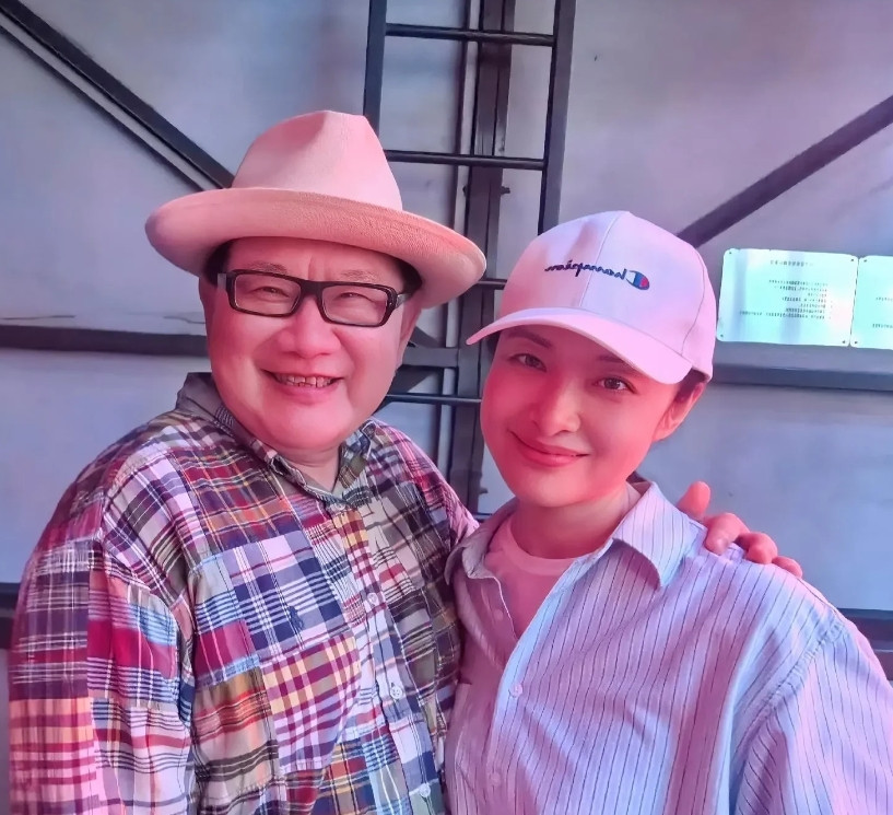 周涛拍照“太用力”，胸都贴曹可凡肚子上了。网友也纷纷表示，这个紧靠在一起的合照动