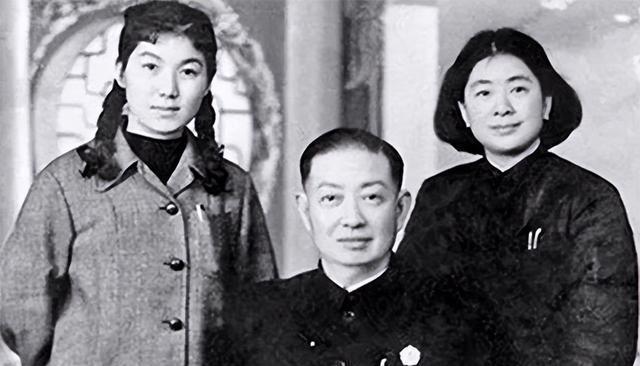 2女共侍1夫，关系却情同姐妹，3人共处一室多年，最终选择一同安息于同一墓穴！他就