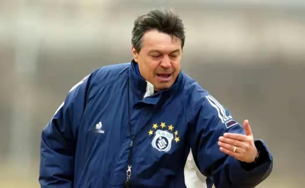 他走了！前大连实德功勋主帅科萨诺维奇去世！今晚突发消息，据多家外媒报道，科萨诺