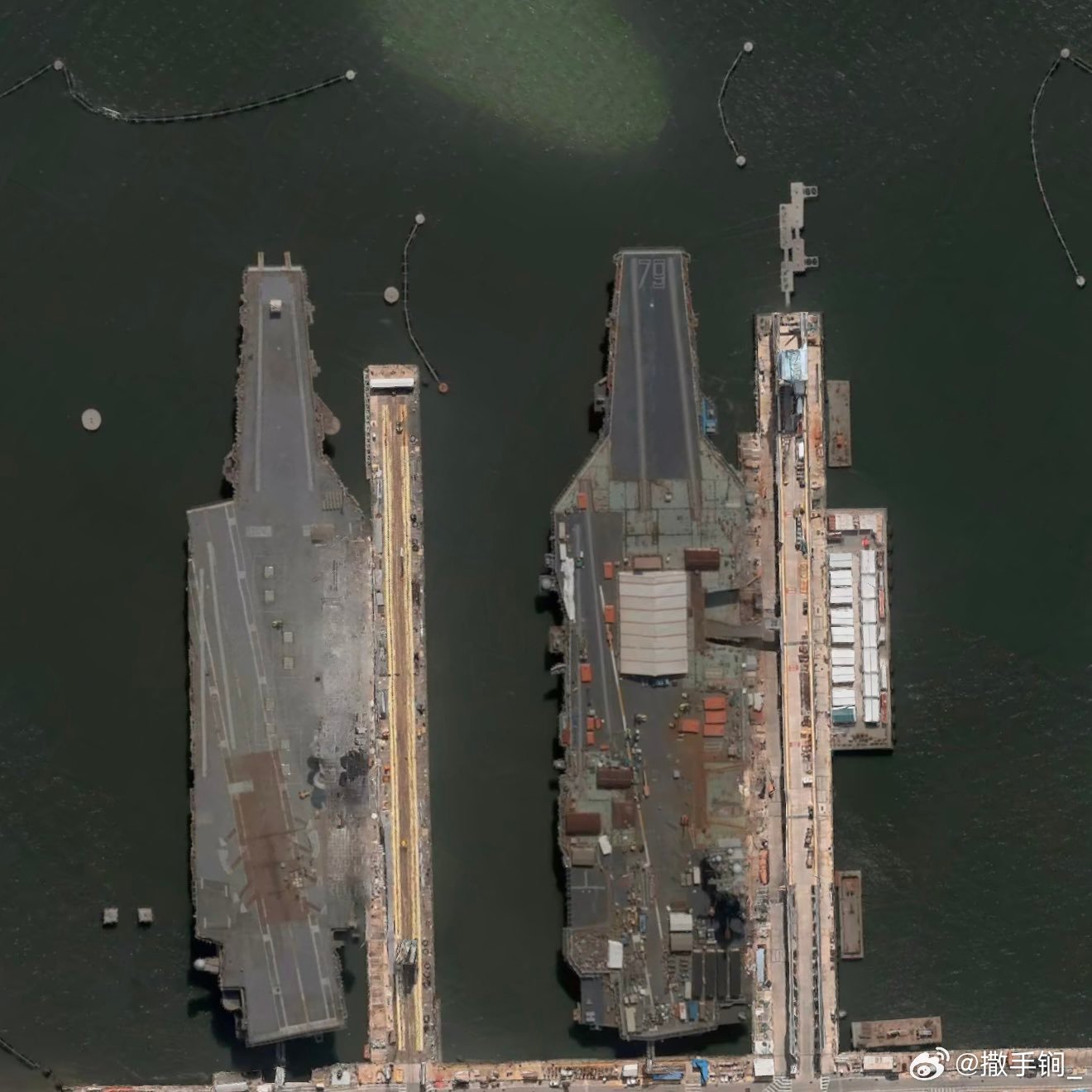 建造中的CVN-79肯尼迪号航母，与2012年退役的首艘核动力航母CVN-65企