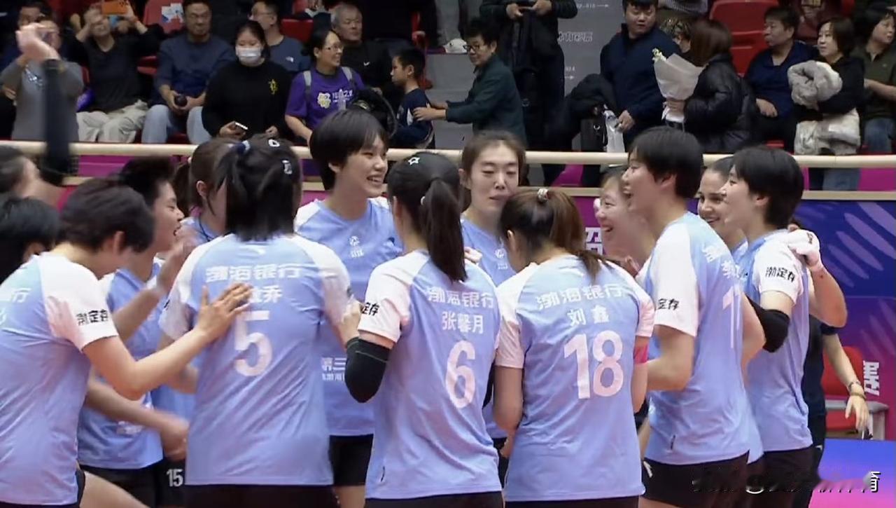 上海女排跟天津女排的这场闹剧终于结束了，如此粗糙的比赛真的太难看了，天津女排逮着