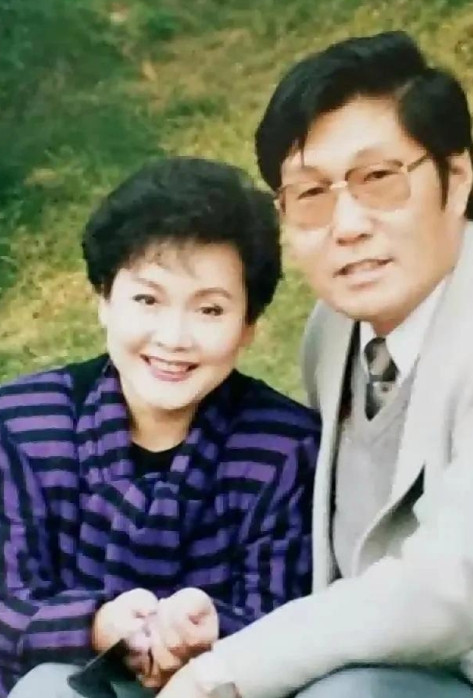 24岁的李谷一和金铁霖结婚后，又因为没有生育而离婚。二婚嫁给了开国元勋肖劲光的儿