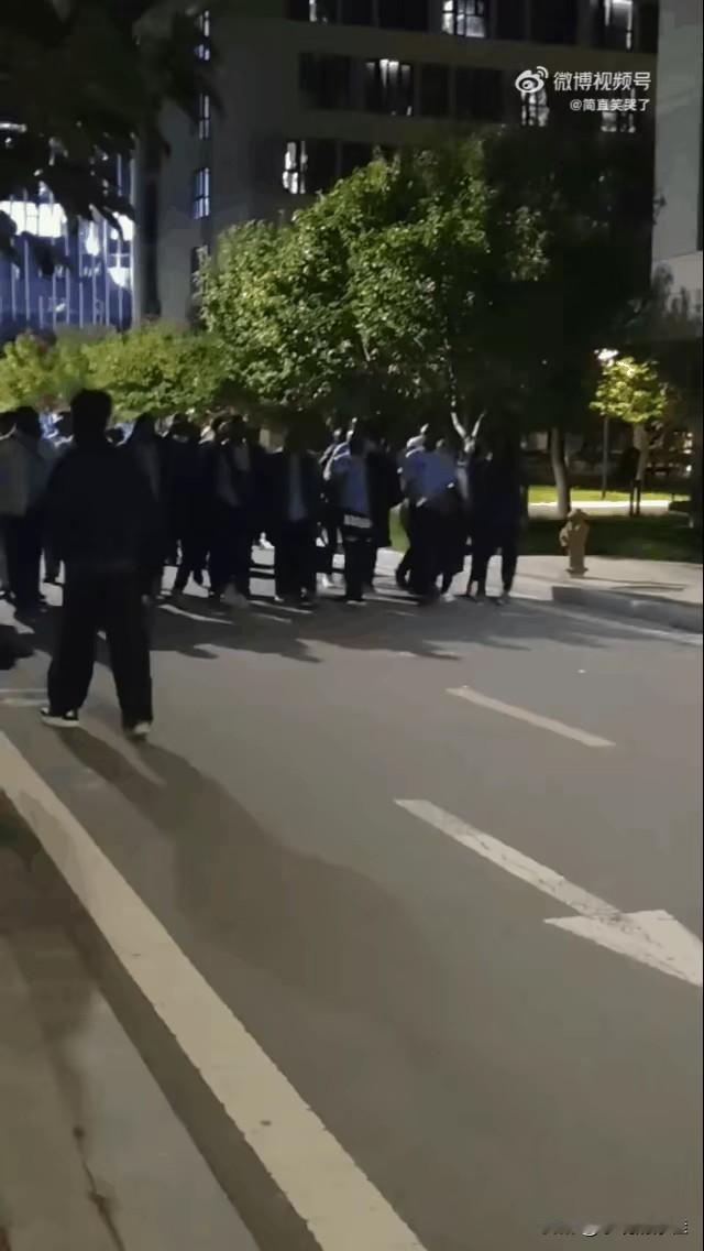有件事我一直不敢说我发现高校留学生有一个非常严重的问题，就是他们似乎活在一个