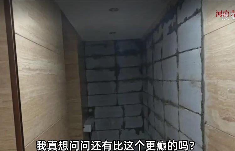 “离了个大谱！”近日，天津，一男子晚上回家时，发现小区一楼的大堂，被一楼住户用大