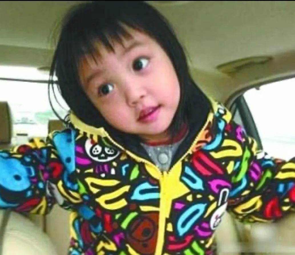 已经15岁的小四月，现身机场。一身白衣，翩翩走来宛若小仙女，乌发丝般光滑
