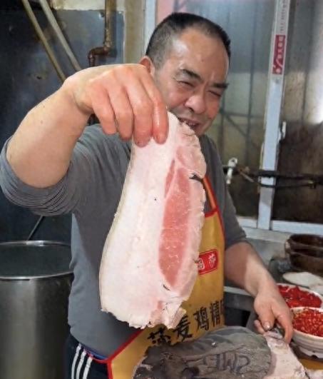 “成都天价回锅肉3片卖105”登上热搜！但是对于这件事，我觉得没啥可说的，因为老