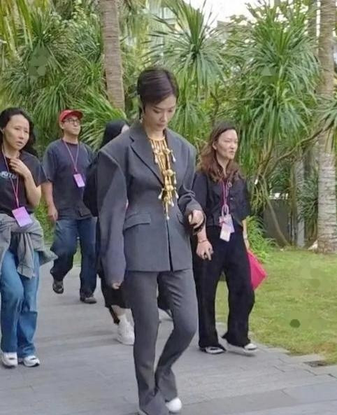 李宇春脖子上戴着一串“铃铛”，相当有个性，好吸引眼球，她总是走在时尚前列。