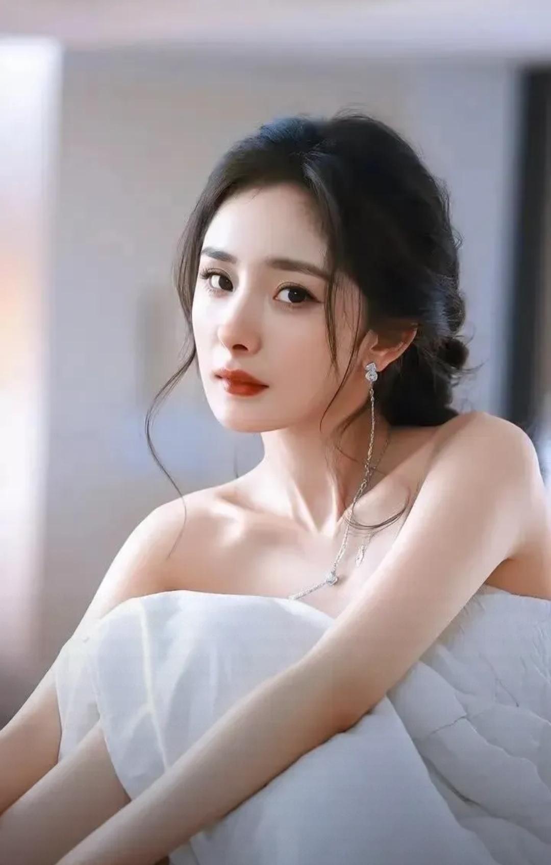 一个香港大火​让全国人民彻底看清了杨幂的人品，这次香港大火，一直处于娱乐圈顶流