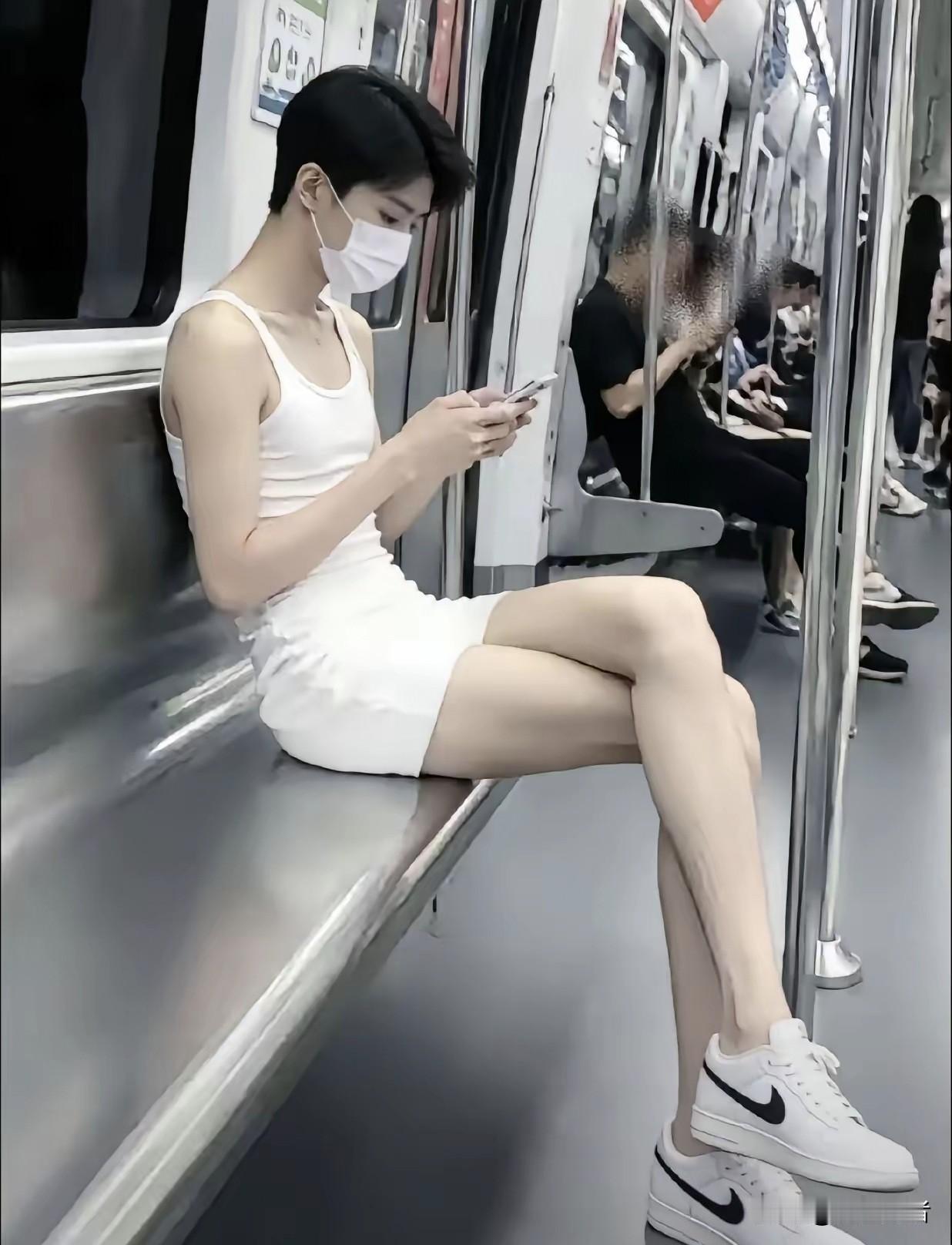 这是不是属于男女回头率通杀身材？男的羡慕，女的嫉妒！平时生活中很少见到这样清秀干