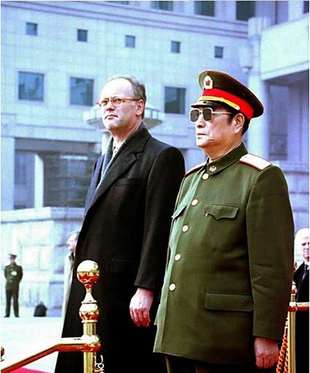 2001年2月18日，北京八一大楼前气氛热烈，张万年在此欢迎来华访问的德国国防部