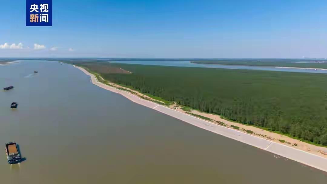 武汉和重庆之间的长江“梗阻”荆江航道整治完成了，长江黄金水道武汉到重庆段，常态化