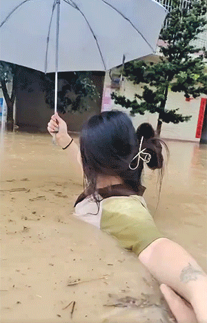 这把伞似乎有些多余