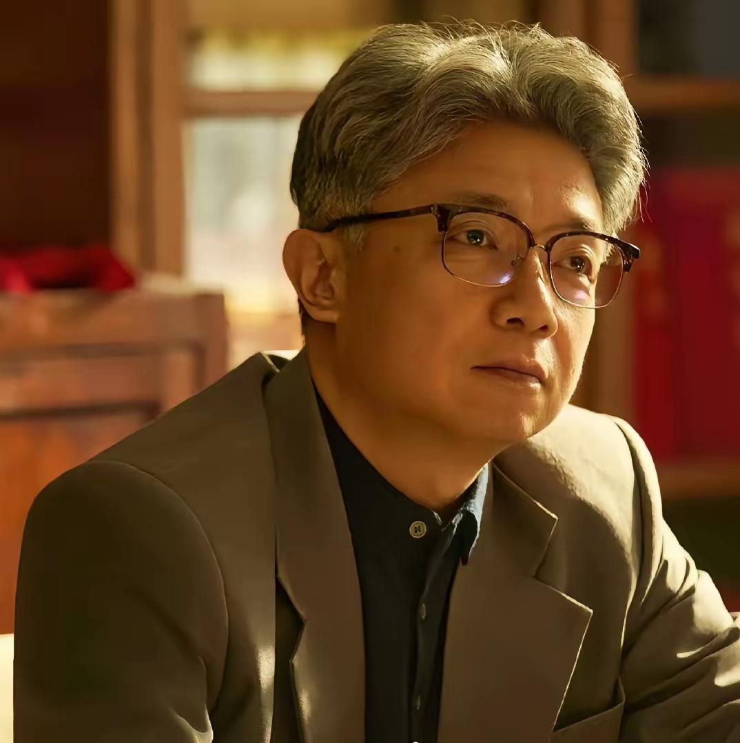 2026年，记者问北影院长的扈强:“你最近是不是有点缺钱？拍剧拍得很勤快，最近热