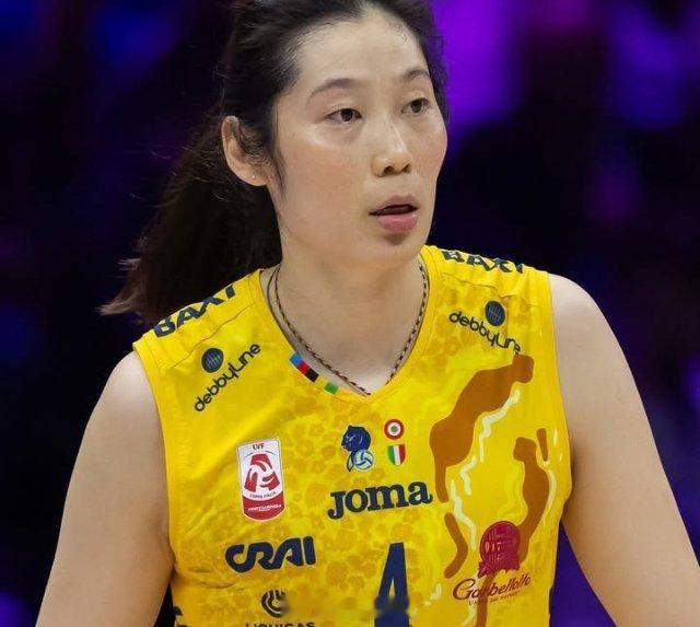 朱婷朱婷留洋第七季世界排球动态：朱婷下赛季将继续效力于科内利亚诺女排。尽管收到