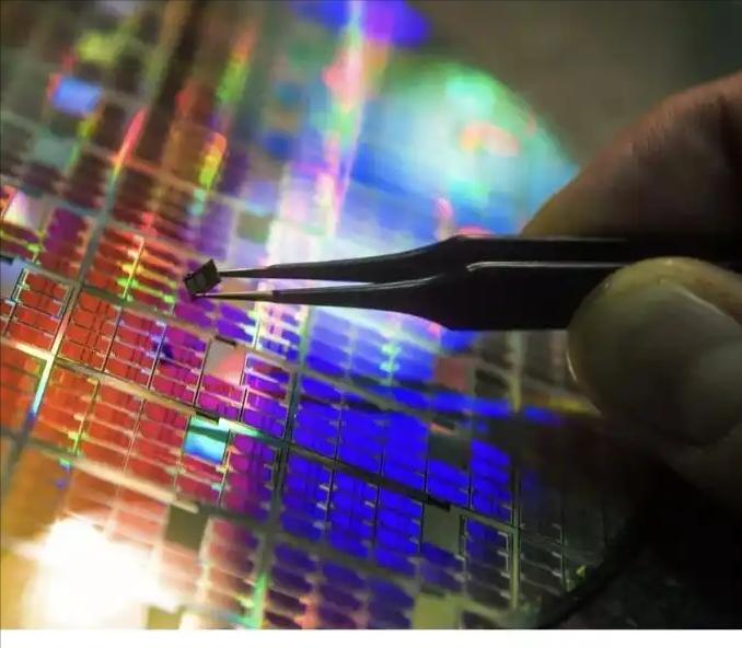 日本能卡住中国吗？ 在高市早苗看来，这无异于捏住了中国芯片产业的“七寸”，毕