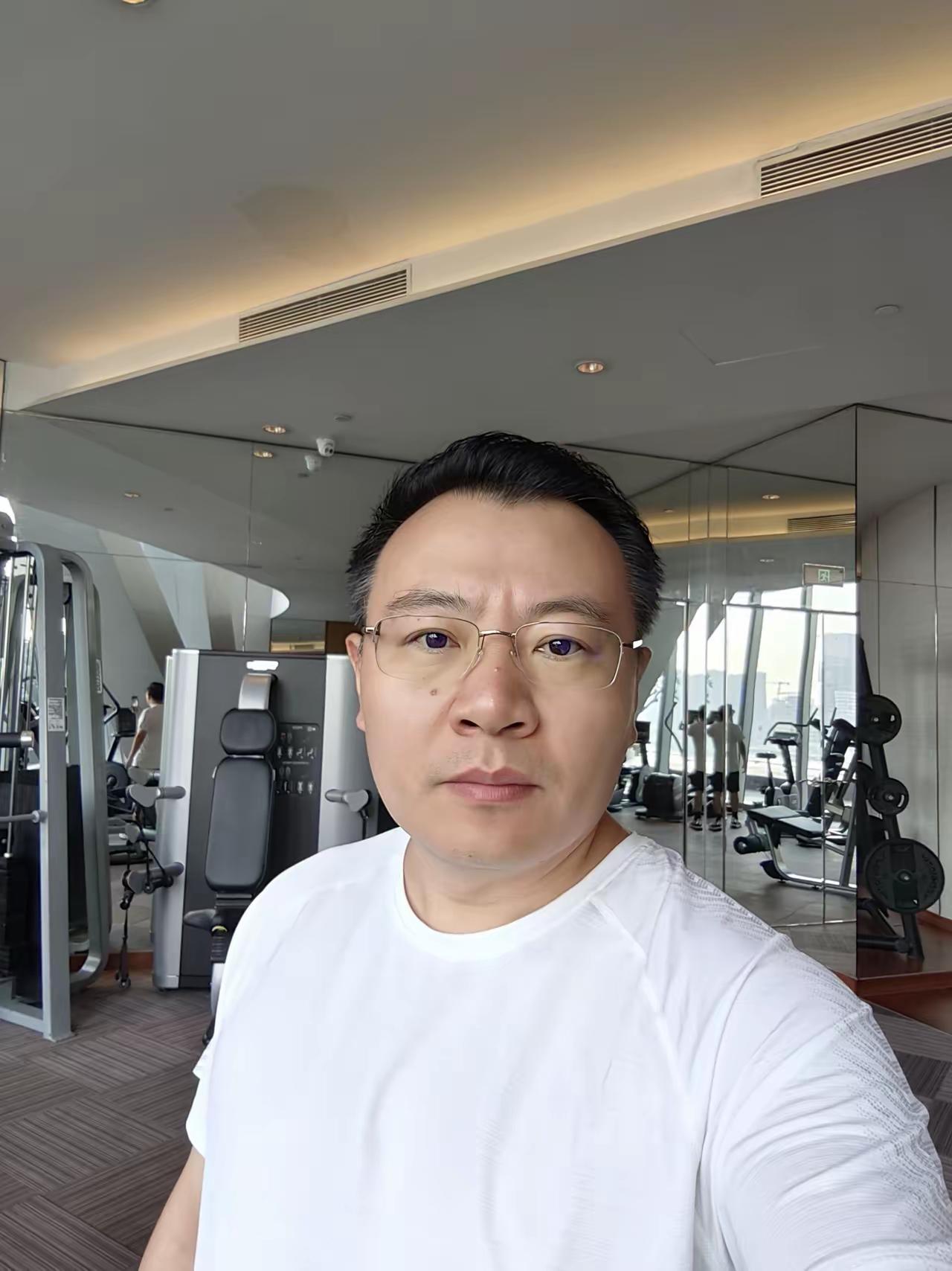 任泽平每天两三百个俯卧撑，可以A胡没有任泽平这么强壮得身体，任泽平每天跑个三五公