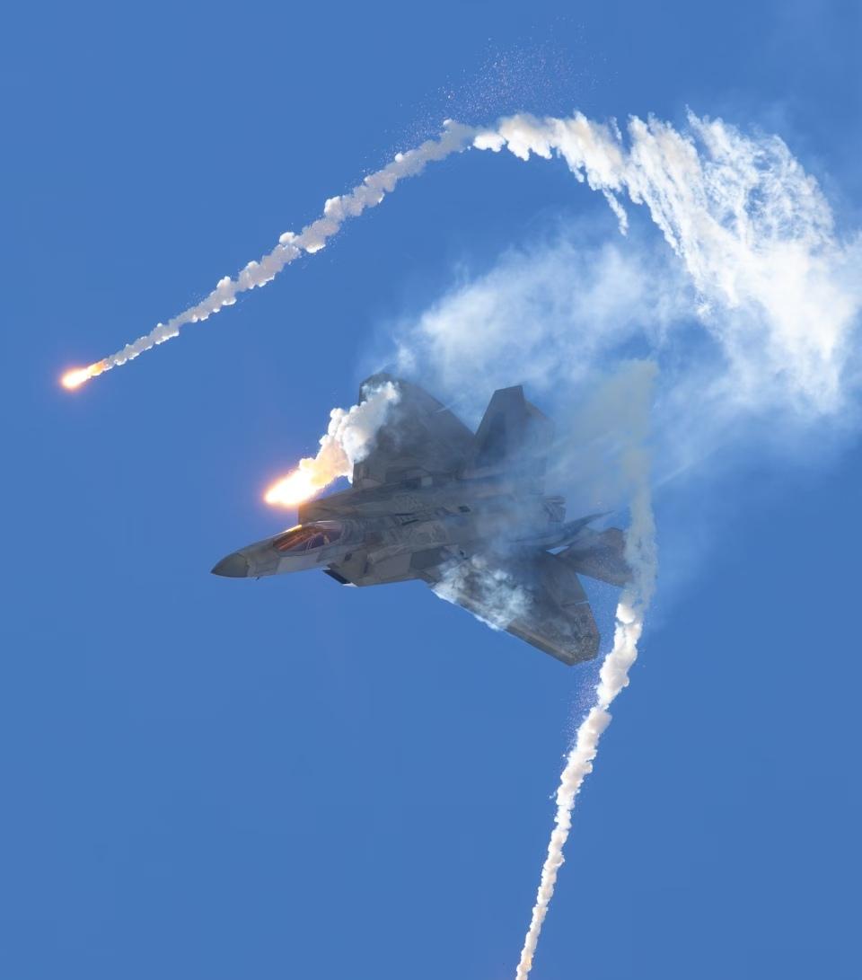 被火控雷达锁定是啥感觉？日本飞行员最清楚驾驶F-15战斗机的日本飞行员，座舱