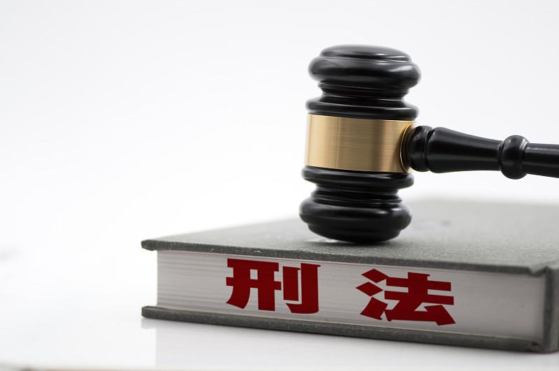 我把法官想简单了：偷1万的赌徒和农民工，量刑结果不一样你以为只要犯了法，就一定