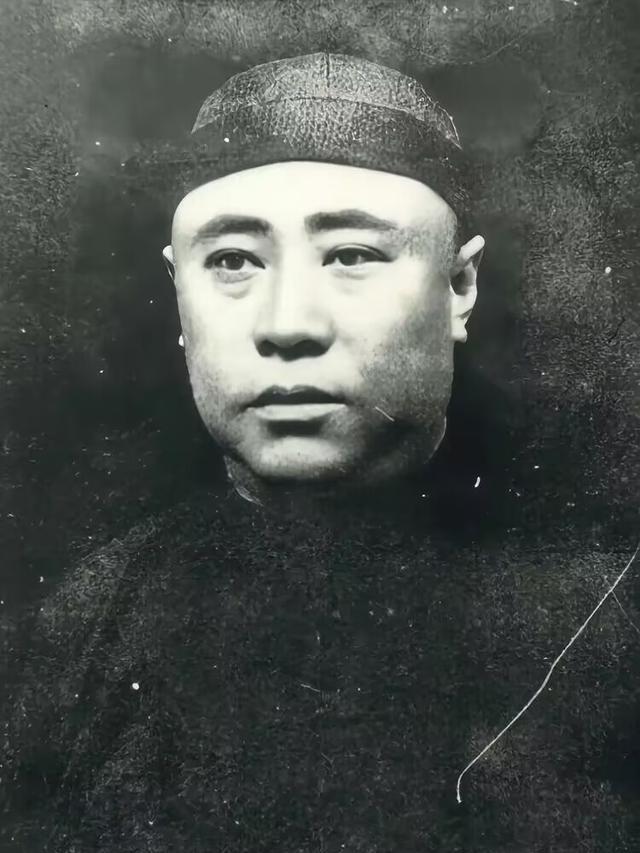 1928年，奉军从北京陆续撤往东北，常荫槐则下令将在京奉铁路上行驶的车辆全部拖到