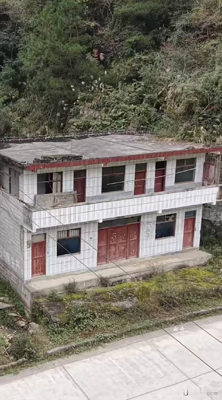 太可惜了，房子建在这么好的位置，为什么会被废弃，不应该的呀。从风水上讲，背后有
