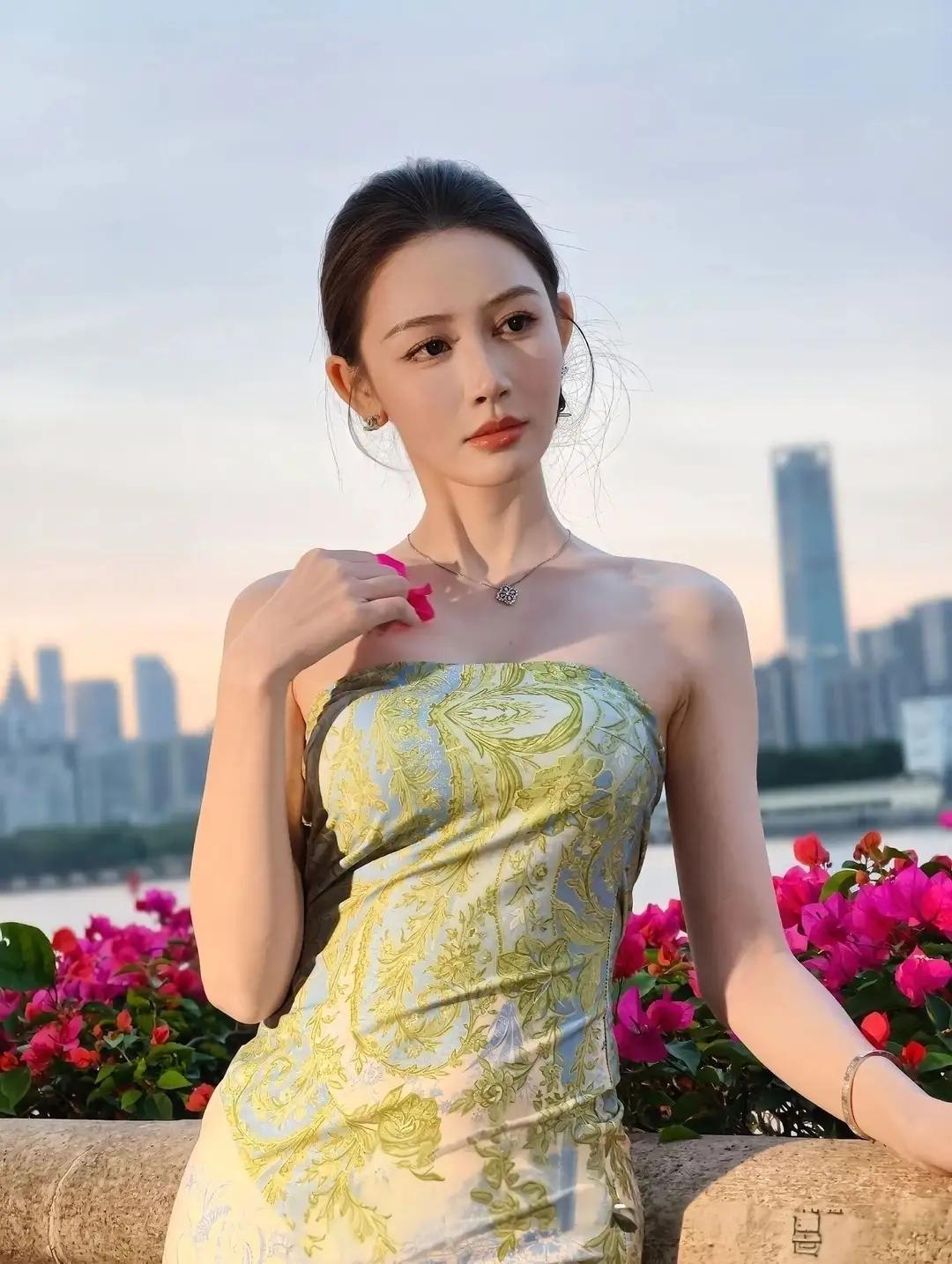 车模敏敏穿的抹胸开叉裙简直太惊艳了！那抹胸的设计恰到好处，完美展现出她精致的肩部
