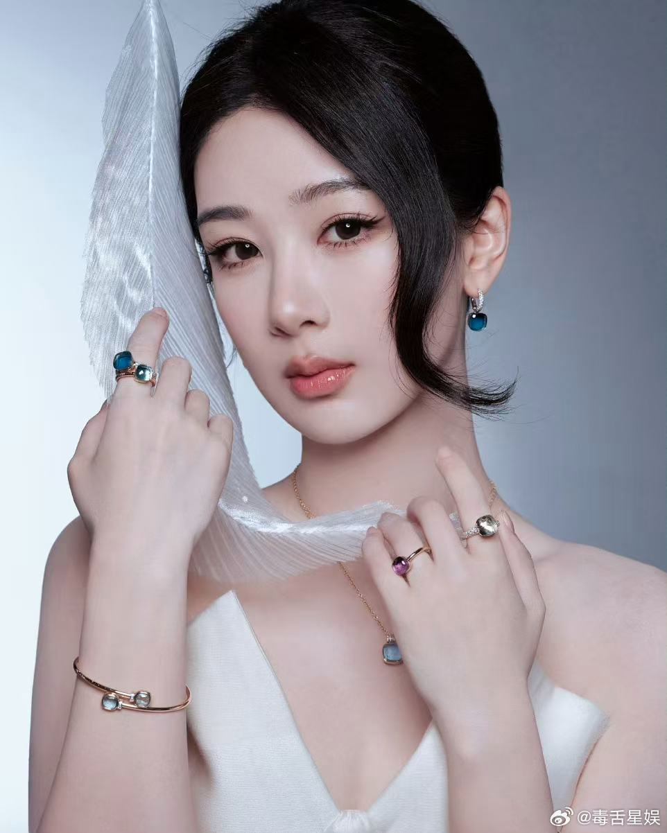 杨紫工作室深夜出图杨紫工作室深夜出图！晚睡福利有！！！杨紫身上有12颗珠宝杨