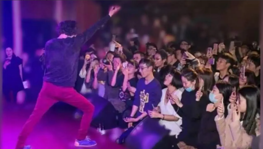 现在全网最佩服的人就是庞麦郎，不是他唱歌五音不全，也不是他演唱会爆满，而是他五音