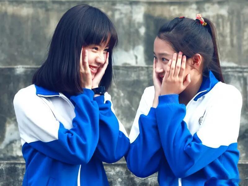 关晓彤陈都灵合影关晓彤陈都灵比耶合照，直接梦回《左耳》，这么多年过去俩人状态还是