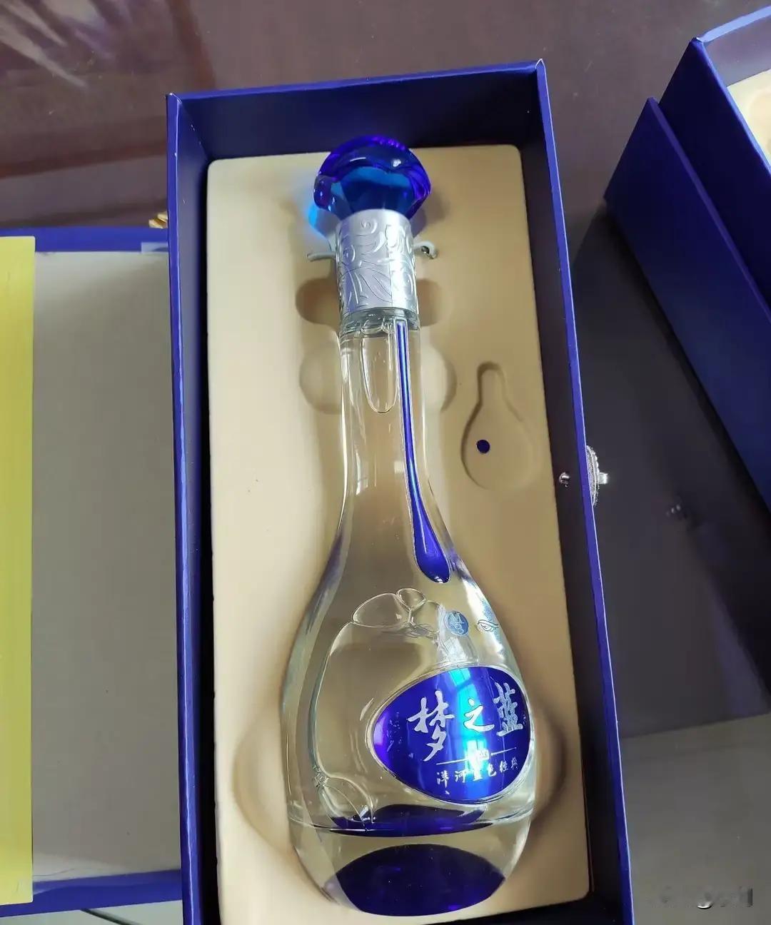 老同学来家里吃饭，我开了瓶存了十年的白云边，毛豆藕丸摆满小方桌。他进门扫了眼