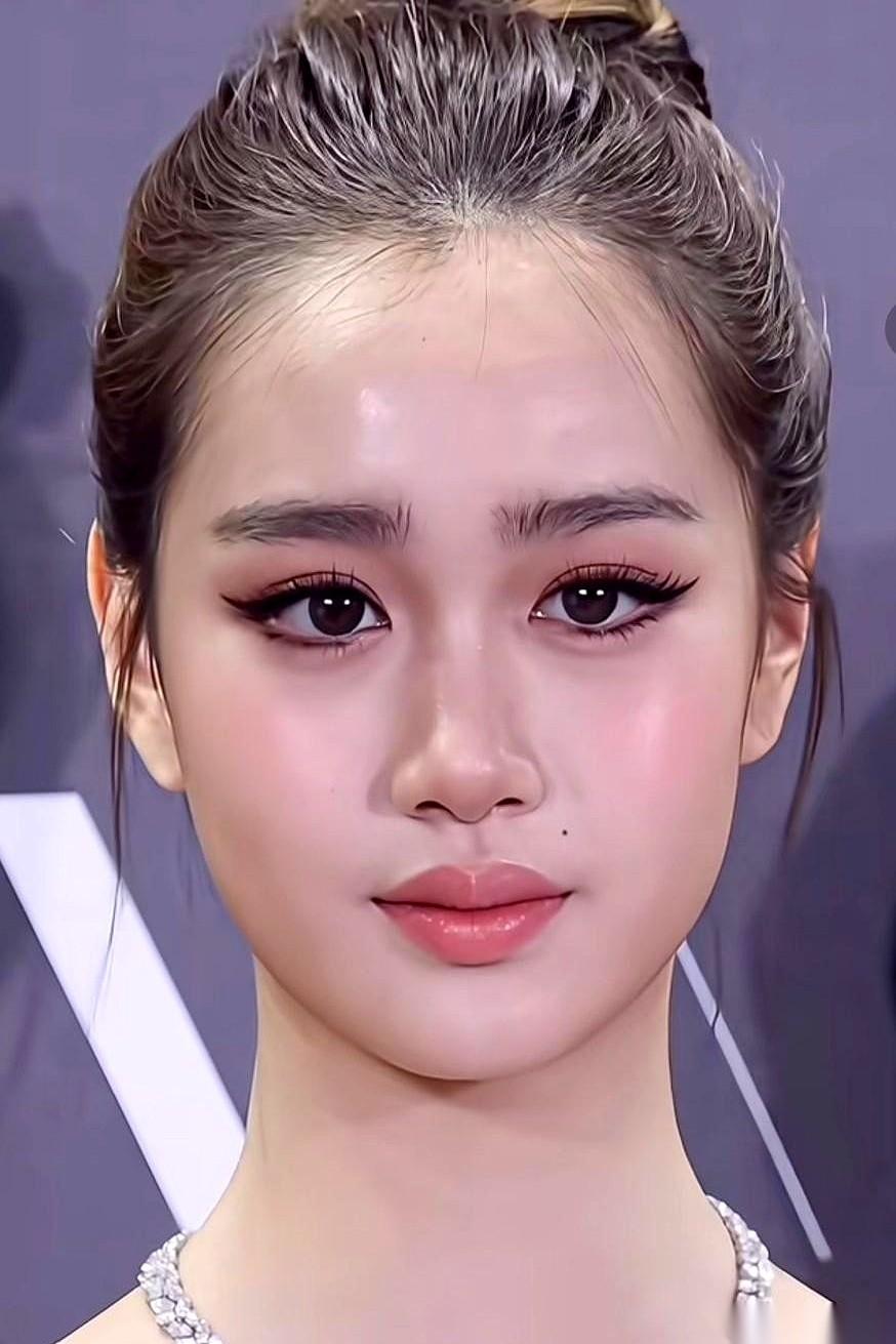 钟丽缇最小的女儿考拉，这张脸，简直就是一张顶级娱乐圈的“入场券”。妈妈把通天大