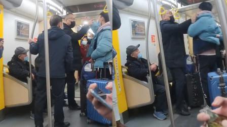 小伙高铁让座反遭老人一家嘲讽：好人就该被枪指着？“你年轻人站会儿怎么了？我这么