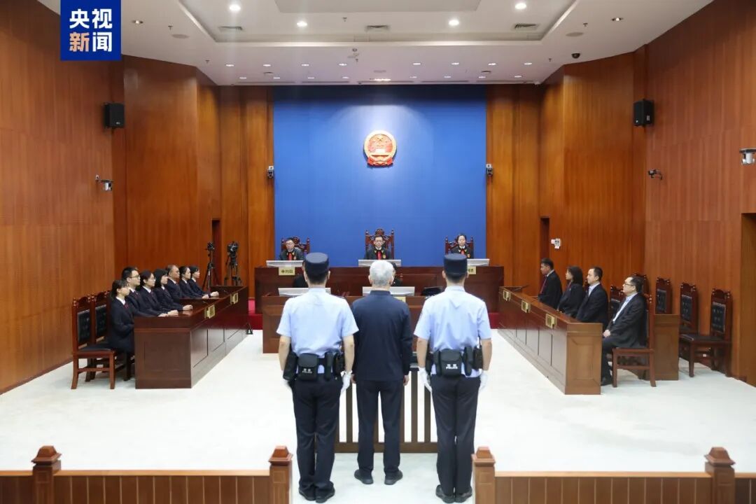 违法套取保险资金等数罪并罚 许家印被判无期徒刑 长子许智健、次子许腾鹤分别领刑