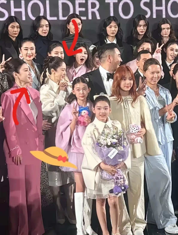 有预感，黄奕要跟董璇绝交了，因为昨天董璇和自己女儿走秀，但是自己的女儿也想出